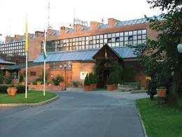 Szállodák: A Normafa egykor zsúfolásig kihasznált szállodái (Sport Hotel, Normafa Hotel, Olimpia Szálló, Hotel Agró, Sunlight Hotel) mára teljesen elhanyagoltan, üzemeltethetőségük határán működnek,
