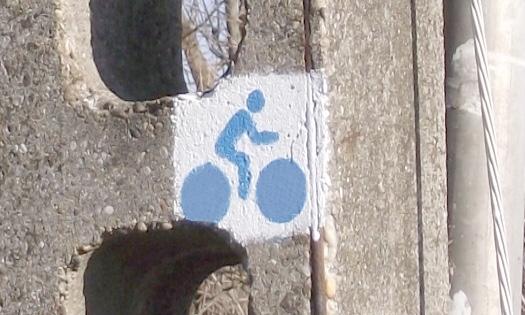 Az új sablonnal mindig úgy fessünk, hogy az alapon a kerékpáros alak az út közepe felé nézzen. A jobbra való elágazás, ill.