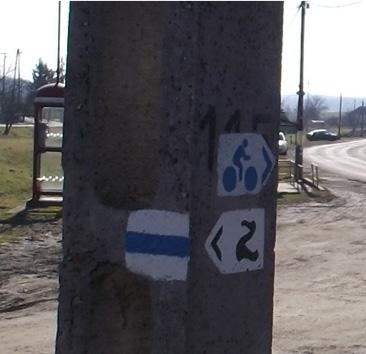felfestéskor felülre is kerülhet, a gyalogos jelzések fölé, ha a kerékpáros számára is jobb láthatóságot