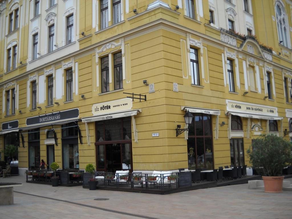 tér) Király u. (korábban Kossuth L. u.) felé nyíló déli sarkán volt.