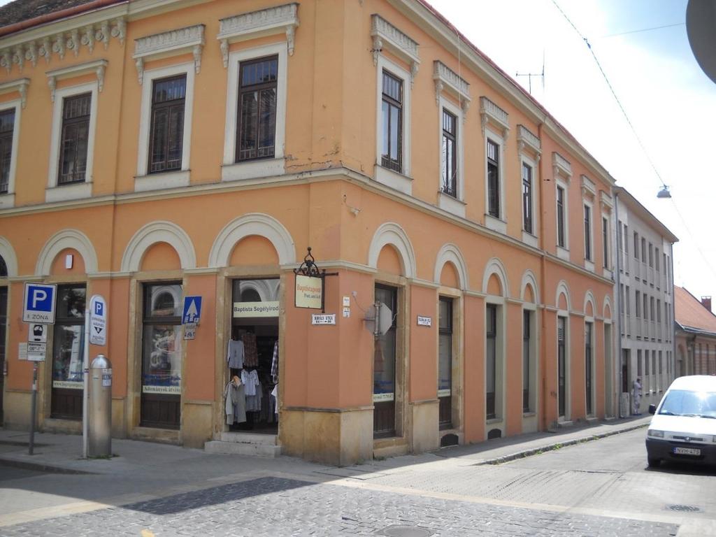 MAGYAR KORONÁHOZ PATIKA 1862-ben létesült Pécs 4. gyógyszertára Valkó Gábor kezelésében, a Felsővámház u. elején lévő saroképületben.