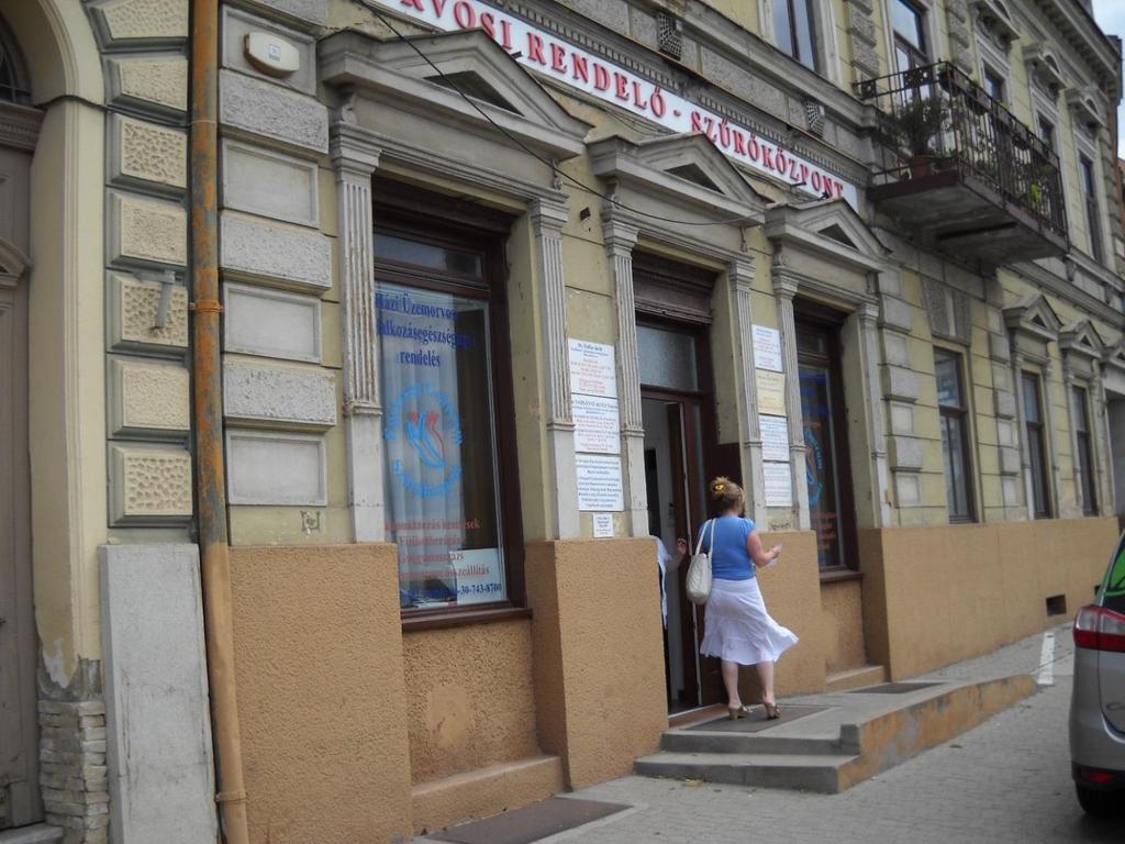 ŐRANGYAL PATIKA 1901-ben létesült az Őrangyal gyógyszertár az Ágoston tér közelében, a Király u. végén. Keresztény Béla tulajdona volt, ezért Keresztény patika néven ismerték.