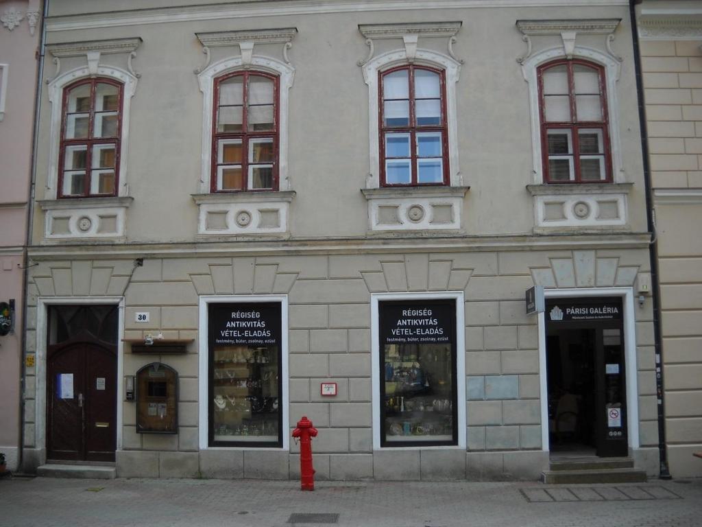 SZENT GYÖRGY PATIKA 1908-ban létesült a Szent György gyógyszertár a Király u. közepén, a Szent Mór utcával szemben. Tulajdonosa Török János volt, emiatt Török patikának nevezték.