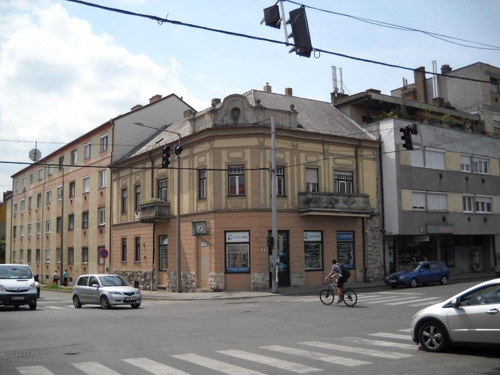 ISTENI GONDVISELÉS PATIKA 1928-ban alakult és 1929-ben kezdte működését Mertha Lajos Isteni Gondviselés patikája a Petőfi u. és a Szigeti út sarkán. Tulajdonosa miatt Mertha-patiká -nak nevezték.