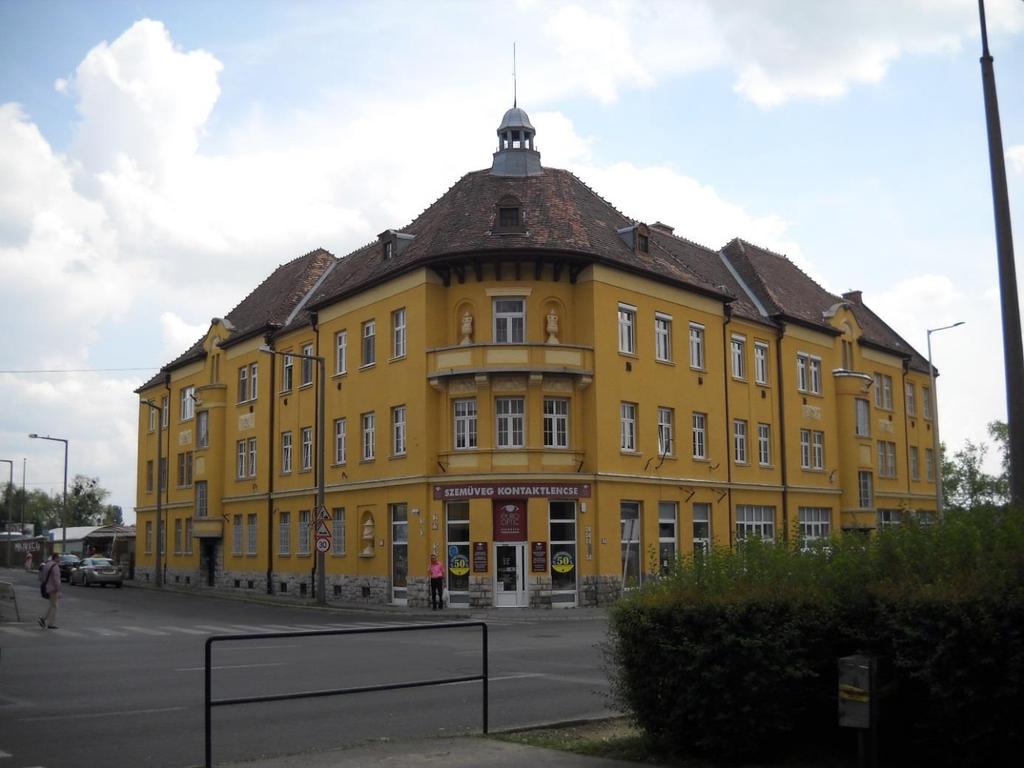 SZENT MÓR PATIKA 1933-ban jött létre dr. Vondra Antal Szent Mór patikája a Vásárcsarnok mellett, a Zólyom u. sarkán.