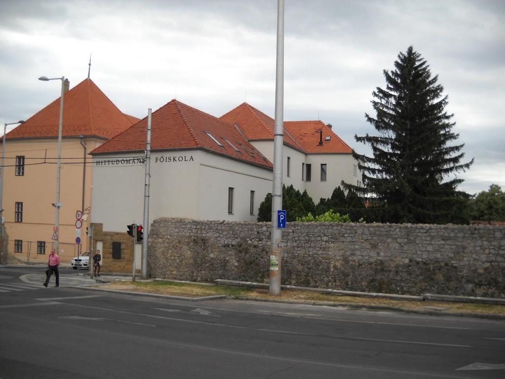 KIS SZENT TERÉZ PATIKA Az 1934-ben a régi Petrezselyem utca 1. (később Aradi vértanuk u.) alatt létesült Kis Szent Teréz patika Papp Jenőné Tróber Márta tulajdona volt.