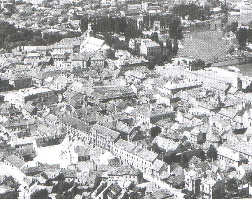 Az 1870-1880-as évekig a késıbbi történeti stílusokban, magasabbra épült vagy átépült házak még jól illeszkedtek környezetükhöz (Fruhman Antal Kazinczy utcai, Széchenyi téri házai) Az 1880-as évek