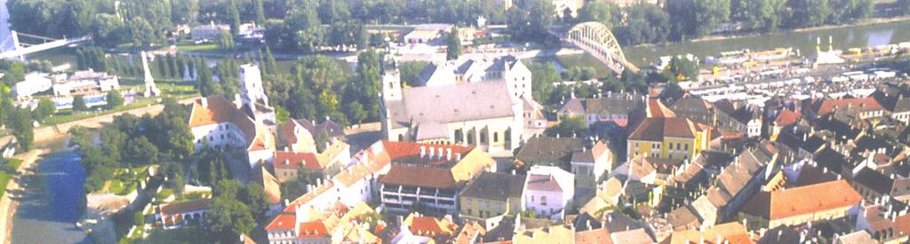 A város legnagyobb reneszánsz árkádos és toszkán oszlopsoros udvarát a Liszt Ferenc u. 1. számú épület remek léptékő barokk utcai homlokzatai mögött, az udvarban találhatjuk.