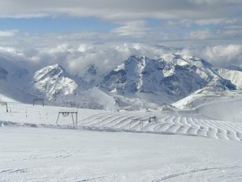Pályán kívüli síelés Les 2 Alpes síterepén befizethettek félnapos és egész napos túrákra, melyek a környék hatalmas szűz területeinek meghódítására indulnak.