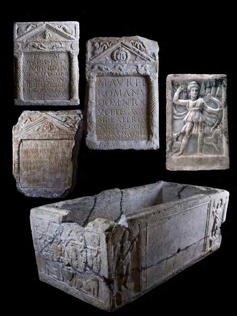 V.62 Quintus Valerius Restutus és családja sírsztéléje 2. sz. első fele Szombathely (Savaria), püspöki téglavető (1891) Faragott mészkő; M.: 74 cm; Sz.: 58 cm; V.: 8 cm SM Szombathely, 67.10.79. V.64 Marcus Aurelius Romanus és családja sírsztéléje 2.