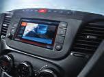 -kompatibilis), AUX bemenettel a műszerfalon, Bluetooth -csatlakozási lehetőséggel és belső mikrofonnal mobiltelefonok és okostelefonok számára (iphone -kompatibilis), rádió- és telefonvezérlőkkel a
