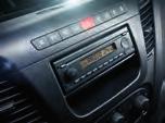 A rendszer a járműben utazók minden tagjának igényét kielégíti: CD-/ MP3-lejátszó, két USB-bemenet a műszerfalon (ipod -kompatibilis), Bluetooth -csatolófelület belső mikrofonnal, amelyhez akár 5
