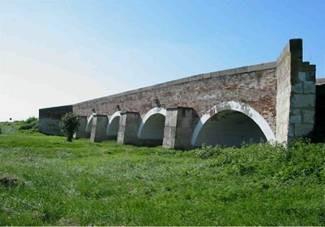 127 A Karcag várostól északkeletre, a régi Pest-Szolnok-Debrecen postaút mentén található műemlék Zádor-hidat és a környező szikes pusztát 71,5 ha-os kiterjedésben 1976-ban nyilvánították védetté.