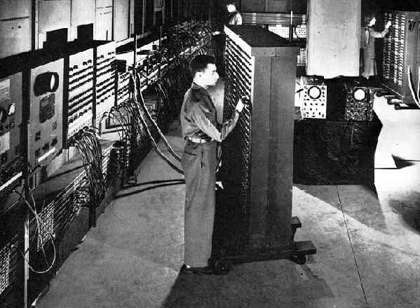 Első generációs gépek: elektroncsöves gépek (1943 1954) ENIAC -Electronic Numerical Integrator And Computer- műveletvégzéshez elektroncsöveket használnak programozás nehezen megtanulható, gépi nyelv