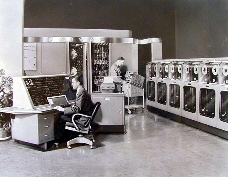 UNIVAC= UNIVersal Automatic Calculator Az első kereskedelemben kapható számítógép Ez volt az első számítógép, amely a számok mellett már szöveges információt is tudott kezelni.