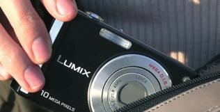 Auto technológia Leica objektív 33 mm-es nagylátószöggel Fényerő: f/2,8-5,1 3-szoros optikai zoom 35 mm ekv.