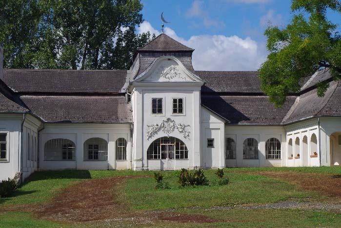 ÖRÖKSÉGÜNK Fáy-kastély Építészeti útmutató 7 3 A kastély páratlan gyöngyszeme a térségnek. 2007-ben itt forgatták a Márió, a varázsló című filmet, Franco Nero főszereplésével.