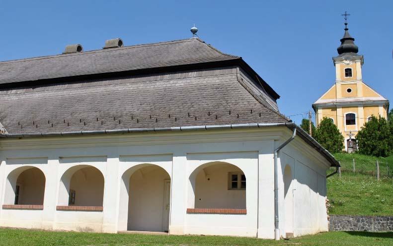 Építészeti útmutató 8 Szentháromság templom Fáj másik jelentős építészeti öröksége a