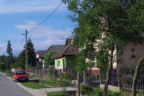 épület környezetében lévő házakhoz képest.
