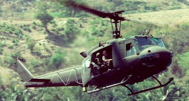 11. kép: Az UH 1H és a TH 1 típusú helikopterek. 148 A Légierő helikoptervezető jelöltjeinek III. fázison belüli képzése 28 hetet vesz igénybe, mely során 115 órát repülnek.