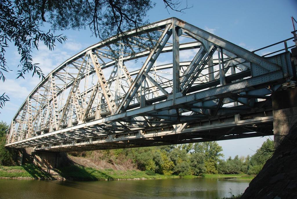 Solti felhagyott rácsos acél vasúti híd átépítése fa pályával kerékpáros