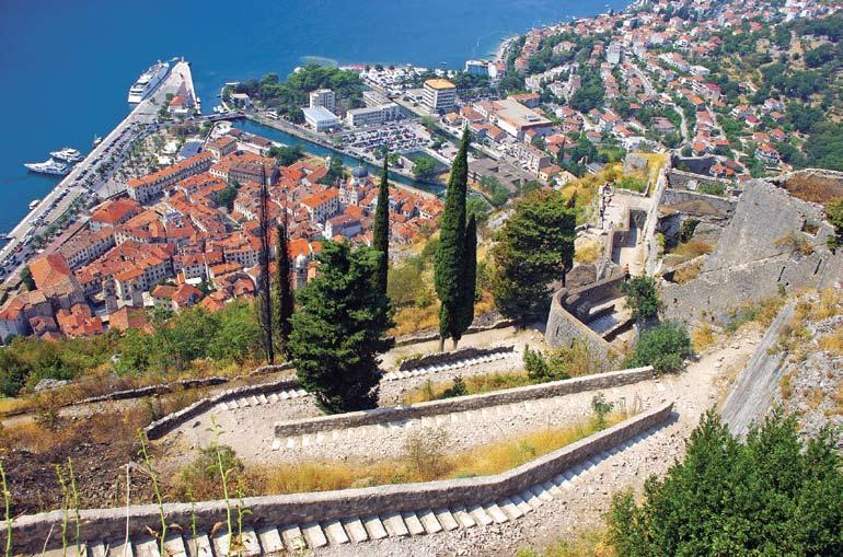 Krónika 174 Rálátás az erődök felől Kotor háromszögletű óvárosára (Fotó: Mayer Jácint) jobbra Tájékoztató tábla a városban Kotor erődrendszeréről Kőnig Frigyes Kotor városa Montenegróban, a