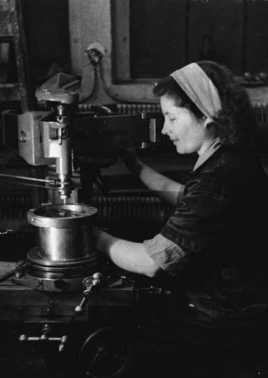 Széles körben ismert a korszak egyik ikonja: a traktoroslány. Elsősorban a második világháború utáni férfimunkaerő-hiány miatt rengeteg nő végzett olyan munkát, amelyet azelőtt csak férfiak végeztek.