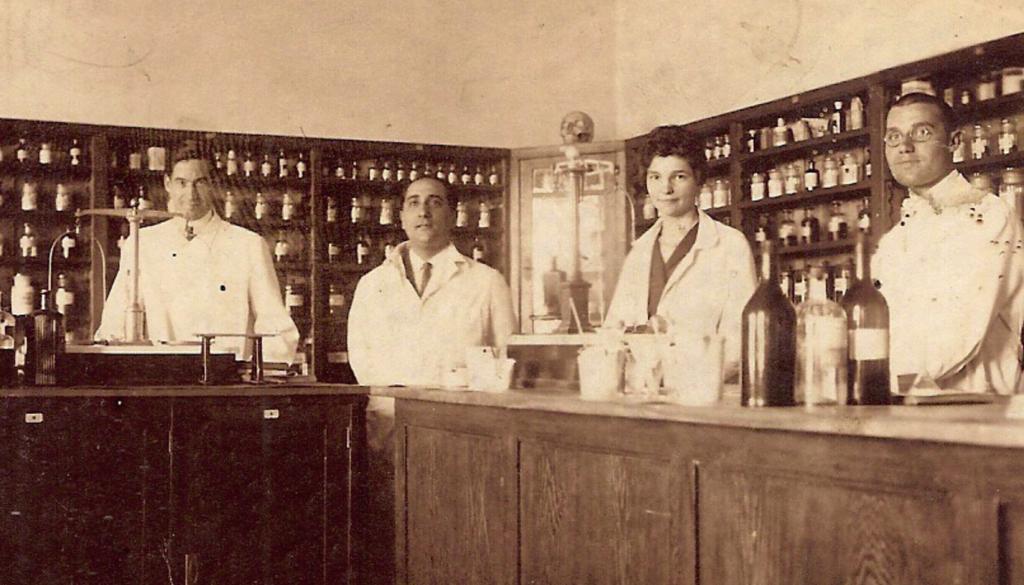 2014. augusztus GYÓGYSZERÉSZET 481 1911-ben fejezte be. 1911-től intézeti gyógyszerész, 1913-ban szerezte meg a doktori fokozatot. Karrierjének további lépcsői már Szegedhez kötődnek. Dr.