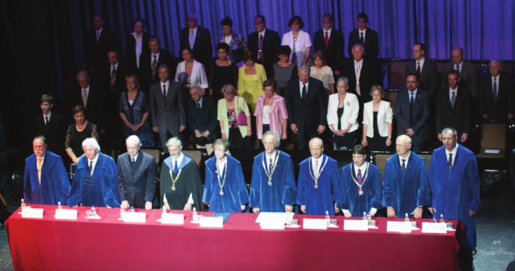 2014. augusztus GYÓGYSZERÉSZET 497 Az elnökség a Szózatot énekli Az eskü elhangzása után prof. Zelkó Romána és prof.