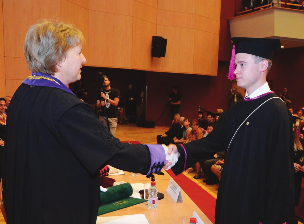 2014. augusztus GYÓGYSZERÉSZET 501 Polyák Aranka vegyészlaboránsnak, a Gyógyszerkémiai Intézetben hosszú éveken keresztül végzett kiváló munkája elismeréseként, nyugdíjba vonulása alkalmából.