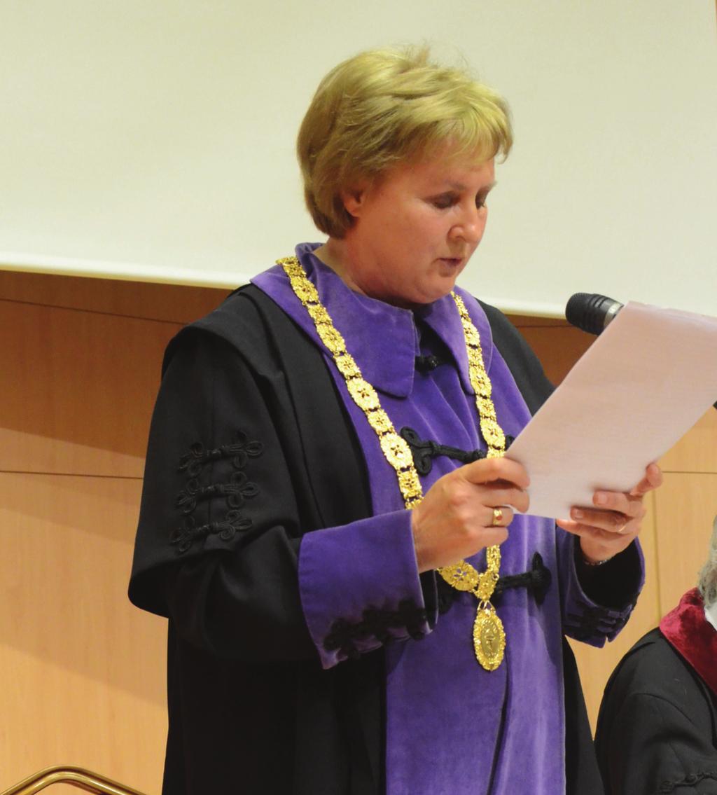 502 GYÓGYSZERÉSZET Prof. Hohmann Judit dékáni beszédét tartja 2014. augusztus nemcsak a gyógyszerész-képzőhelyek, de hazai felsőoktatási rangsorokban is.
