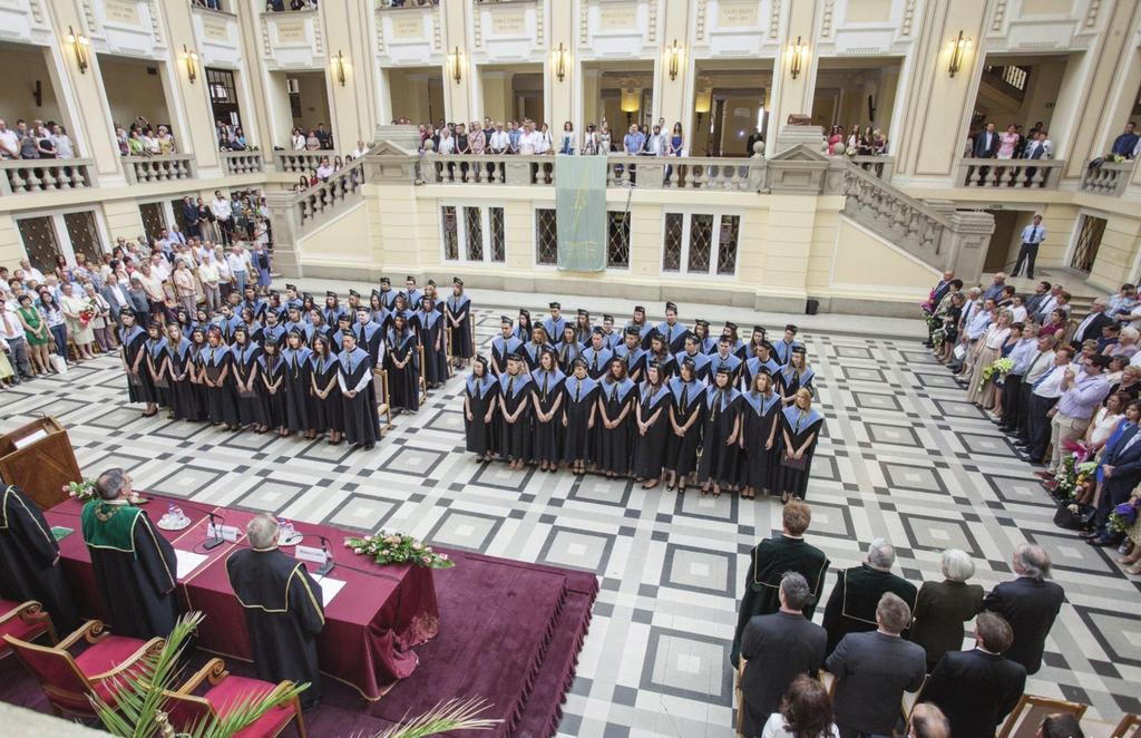 2014. augusztus GYÓGYSZERÉSZET 505 A Központi Épület Díszudvarán az avatandók előtt felvételt nyertek a Debreceni Egyetem Gyógyszerésztudományi Karára.