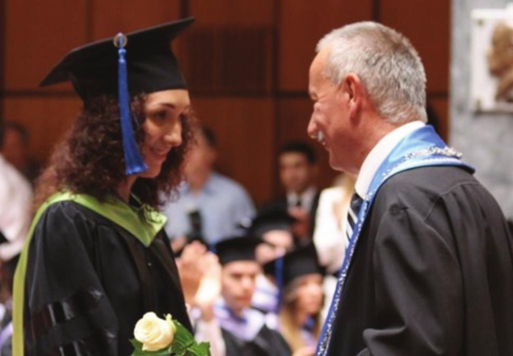 A gyógyszerészdoktor jelöltek esküjének szövege a következő volt: Én ( ) fogadom, hogy a megszerzett gyógyszerésztudományi ismeretek birtokában hivatásomat a legnagyobb lelkiismeretességgel fogom