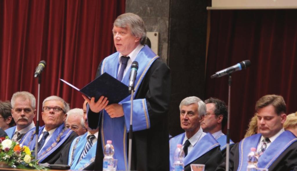 510 GYÓGYSZERÉSZET 2014. augusztus Perjési Pál ünnepi beszédét tartja mindennapos rutint meghaladó személyes, egyedi, segítőkész tevékenységek végzésére is.