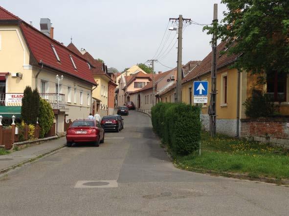 1.1.2 A közúti közlekedés összegző értékelése Vác közúthálózata tükrözi a város történelmi fejlődését: a belvárosban szűk, kanyargós utcák találhatóak, a külvárosi részeken kellő szélességű,
