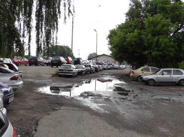 4. ábra: Kaotikus P+R jellegű parkolás a váci vasútállomáson, felújítás előtt Erősségek M2 elkerülő út megléte, tranzitforgalom elvezető hatása M2 nagy számú csomóponttal kapcsolódik a sugárirányú