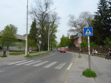 úttesten pedig feloldották a tiltást és 30 km/h sebességkorlátozást vezettek be. A kétirányú forgalom napi 8000 ej körüli.
