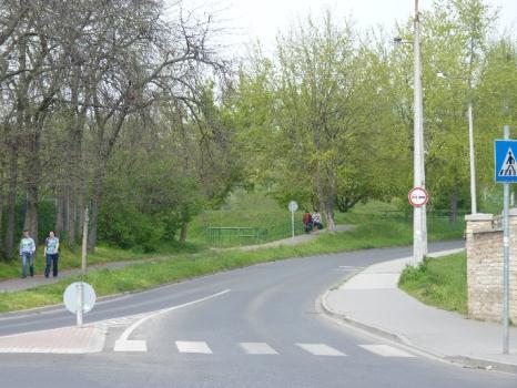 megközelíteni a kerékpárút folytatását. Az úttesten a kerékpározás tiltott, a megengedett sebesség 50 km/h.