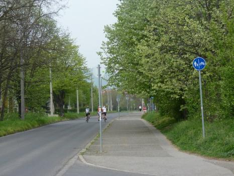 A mellékutcák csatlakozásánál a kerékpárút megszűnik, így még a lakópihenő utcákból érkezőknek is elsőbbséget kell adni.