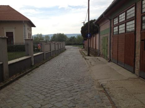 149. ábra: Egyes mellékutcákban nagykockakő burkolat, illetve a kerékpárosokra is (gyakran feleslegesen) kiterjedő
