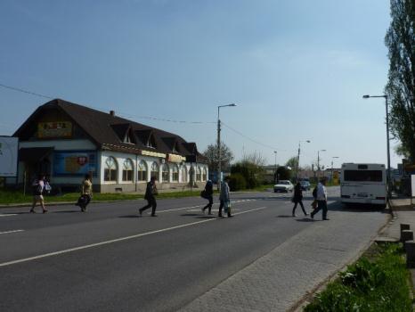 főút 37 kmsz térsége, ahol a gyalogátkelőhely életszerűtlen elhelyezése miatt a Szent