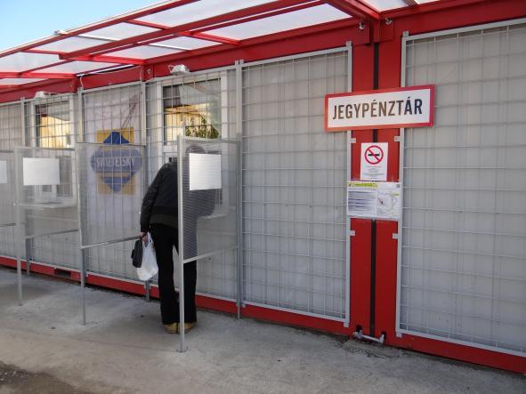 2.5 Utastájékoztatás, ITS 2.5.1 Utastájékoztatás Vác vasútállomás Vác vasútállomás felvételi épületének átépítésével új utastájékoztatási rendszer kerül kiépítésre: a régi hangosbemondó rendszer
