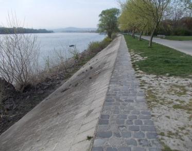 Előzetes információk alapján Vác térségében több szűkület található, melyek a parti meder hajózhatóságát, egyben a kikötők létesítését is erősen befolyásolják.