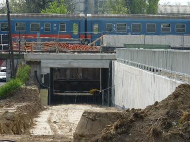 106 A Naszály úti közúti aluljáró és a Naszály út szélességét figyelembe véve részletes vizsgálat szükséges a keresztmetszetnek és forgalomnak