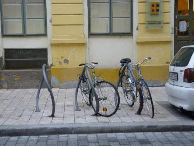 alkalmas kerékpárparkoló. A közterületi kerékpárparkolók számának jelentős (és minőségi ugrást is magában foglaló bővítése javasolt.