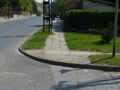 220. ábra: Nem akadálymentesített járdaszegély, illetve gyalogátkelőhely (Lehár Ferenc utca, Gombási út) Előfeltételek Kapcsolódó projektek 3.2.1 Forgalomcsillapított övezetek következetes kijelölése, fizikai elemekkel való támogatása 3.