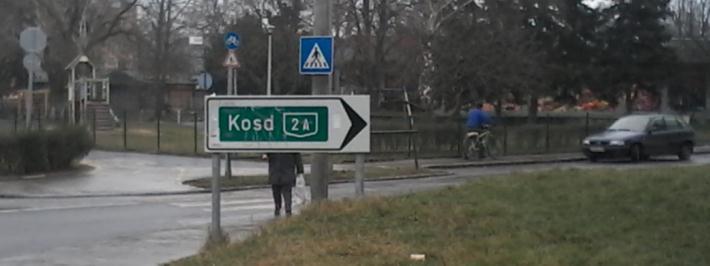 A város egészét tekintve az útirányjelzés nem egységes. Vannak újonnan kihelyezett táblák, melyek jelzésképe, feliratai megfelelőek.