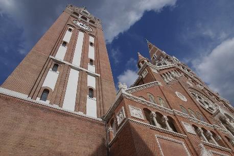 a homlokzat elé virágtartóba kiültetett tuják láthatók, és 3 pont járt akkor, ha gondozott gyep és fás növényzet is megjelenik az épület közvetlen környezetében.