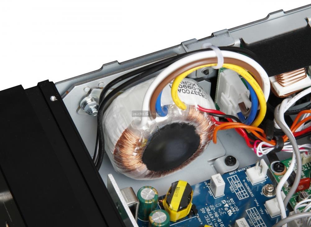 TEAC AX-501 Néhány száraz adat A D osztály egyik fő előnye, hogy szellőzőnyílások, hűtőborda, vagy ventillátor nélkül is stabil üzemet nyújt, ezáltal a készülékház is a vele azonos