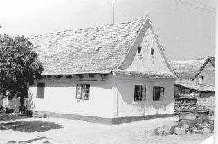 Nagyapám, Ibos Gyula 1920-ban született Alsóbalogon, az egykori Gömör-megyében, ahol a monda szerint Mátyás király kapált, és az urakat is megkapáltatta.